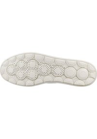 Suola di scarpa in gomma bianca con motivi circolari, perforazioni per la traspirabilità e una texture liscia con accenti in rilievo.