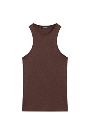 Bruine mouwloze tanktop met hoge halslijn en brede schouderbanden, plat gelegd met de voorkant en het label aan de binnenkant van de kraag zichtbaar.