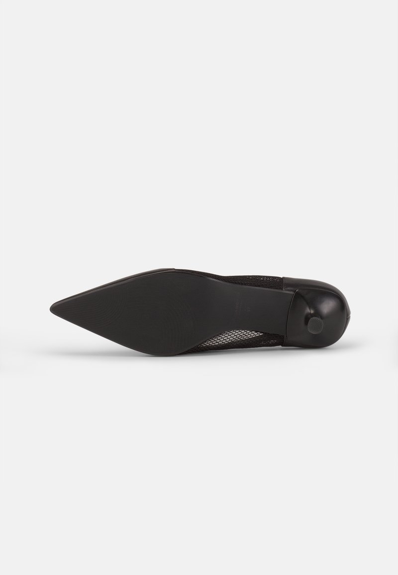 Schwarzer spitzer Schuh mit glattem Material und einem Meshelement. Die Sohle ist flach mit einer leichten Wölbung an der Ferse.