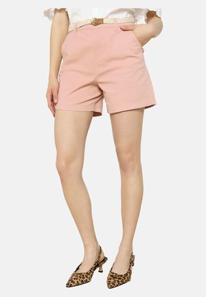 Pantaloni corti rosa con tasche laterali e cintura intrecciata. Abbinati a décolleté con stampa leopardata. Design casual, materiale morbido, lunghezza a metà coscia.