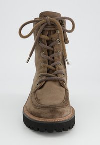 Stivali alla caviglia in suede marrone con lacci piatti, cerniere su entrambi i lati, suola in gomma nera resistente e dettagli in cucitura beige.