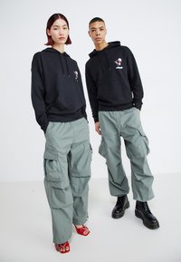 Jack & Jones JPSTPARACHUTE JJZAYN UNISEX - Calças cargo - agave green