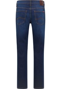 Granatowe dżinsy z prostymi nogawkami, dwoma tylnymi kieszeniami z zakrzywionym przeszyciem oraz skórzaną naszywką na pasie.