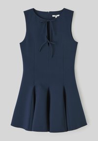 Robe sans manches de couleur marine avec un col rond, détail de nœud sur le devant et jupe évasée, comportant des coutures verticales et des accents plissés.