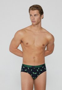 Culottes pour hommes en tissu bleu marine avec un motif de billets. Doté d'une ceinture de marque verte. Texture lisse et design ajusté.