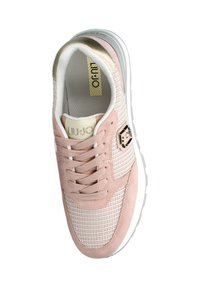 Sneaker Liu Jo in morbido suede rosa tenue e mesh, con lacci bianchi, dettaglio oro vicino al tallone e colletto imbottito testurizzato.