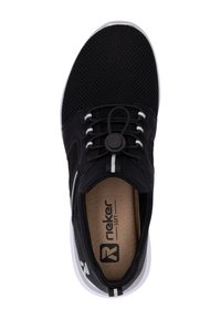 Schwarzer Sportschuh mit einem Mesh-Obermaterial, elastischen Schnürsenkeln und einem runden Verschluss. Beigefarbene Innensohle mit gedrucktem Logo; weiße Sohle und rückseitiger Akzent.