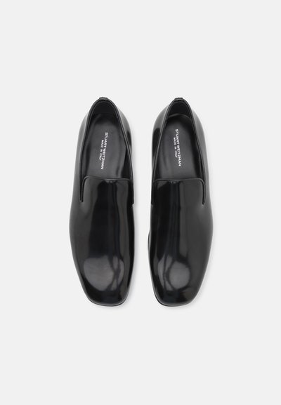 Sorte læderslippers med en blank finish, rummelig tå og minimalistisk design. Har diskret branding på indersålen.