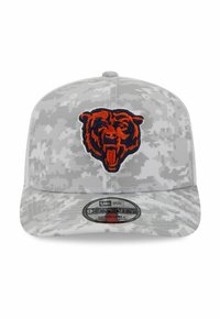 Graue Camouflage-Mütze aus Stoff, mit einem gestickten orangefarbenen und marineblauen Bärenlogo auf der Vorderseite. Verstellbarer Riemen auf der Rückseite.