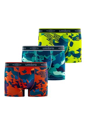 Trois paires de boxers pour hommes avec des motifs camouflage en jaune vif, bleu-vert et orange, chacune avec une ceinture noire siglée.