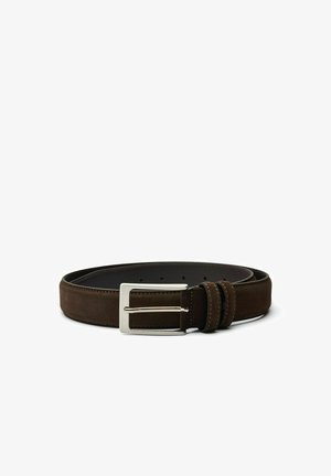 Bruine suede riem met een zilveren metalen gesp. Bevat stikselaccenten en een gladde binnenvoering. Tijdloos ontwerp geschikt voor casual of formele kleding.