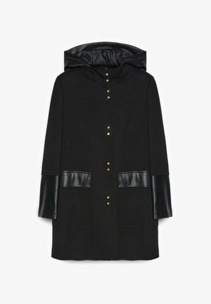 Schwarzer Mantel mit Kapuze, goldenen Knopfverschlüssen, Lederakzenten an Ärmeln und Taschen sowie einem strukturierten Stoffdesign.