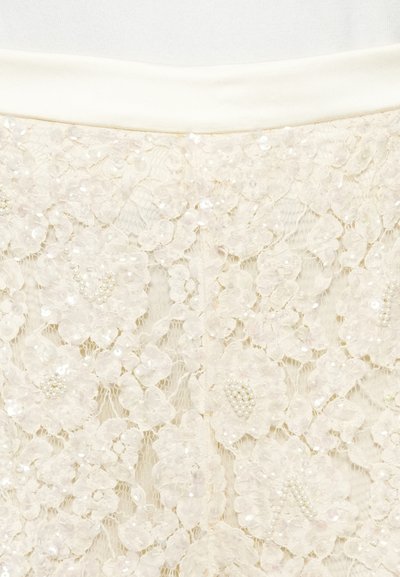 Vestido de renda com padrão floral, na cor creme, adornado com lantejoulas e contas. Apresenta uma cintura de cetim suave. Superfície texturizada.