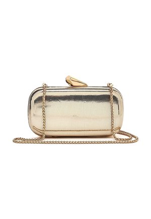 Clutch metálico rectangular dorado con estrías verticales, un broche geométrico y una cadena delgada como correa.