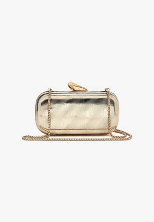 Clutch metálico rectangular dorado con estrías verticales, un broche geométrico y una cadena delgada como correa.