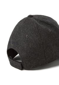 Gorra de béisbol de fieltro gris oscuro con visera curva, correa ajustable y cuatro agujeros de ventilación. Textura suave con un diseño limpio y minimalista.