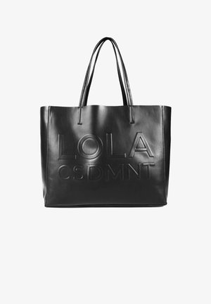 Sac fourre-tout en cuir noir avec deux poignées, embossé avec de grandes lettres "LOLA" et des lettres plus petites "CSDMNT" à l'avant.