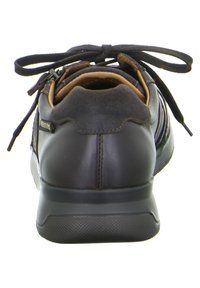 Baskets en cuir noir avec des accents en daim, bout rond, lacets contrastants, col rembourré et semelle en caoutchouc texturé.