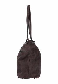 Bolso de cuero burdeos oscuro con una superficie texturizada, que cuenta con dos correas largas y un pequeño bolsillo exterior. Forma redondeada, diseño minimalista.