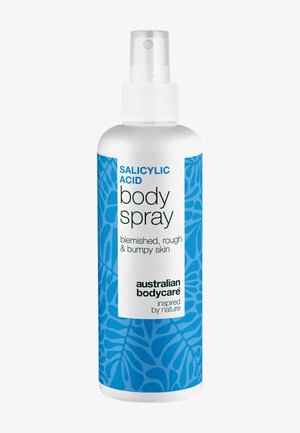 Spuitfles van Australian Bodycare Salicylzuur lichaamsnevel voor onzuivere, ruwe en hobbelige huid met blauw bladpatroon op het etiket.