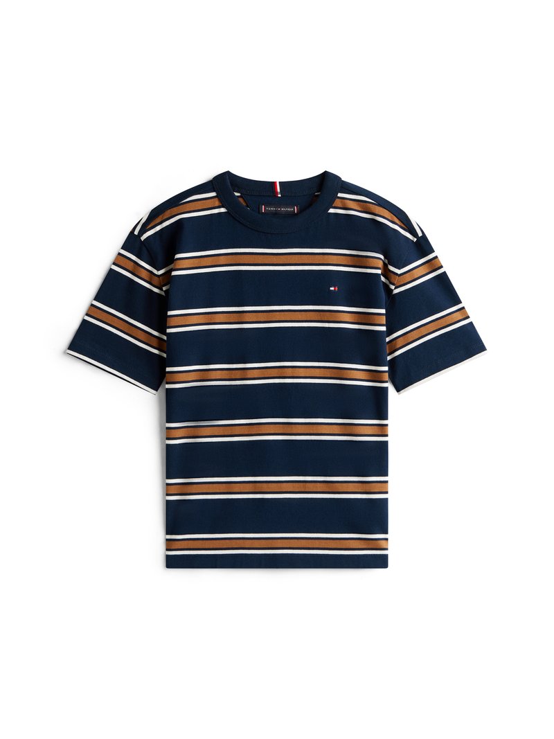 Tricou bleumarin cu mâneci scurte, decorat cu dungi orizontale albe și maronii. Guler rotund și un detaliu mic al unui logo pe piept.