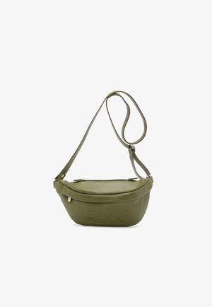 Zielona oliwkowa torebka typu crossbody z teksturowanej skóry, z regulowanym paskiem i zamkiem błyskawicznym, z tłoczonym napisem "RKO" na przodzie.