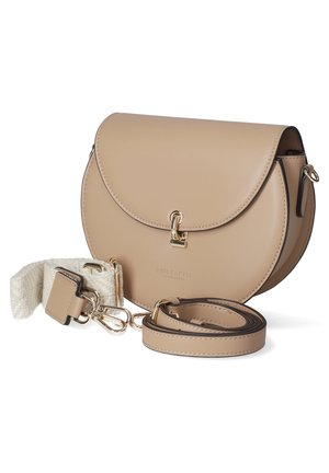 Sac bandoulière en cuir marron clair avec un rabat arrondi et une fermeture dorée, accompagné d'une sangle tressée blanche amovible et d'une sangle en cuir assortie.