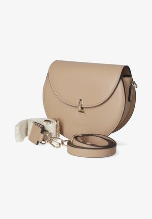 Sac bandoulière en cuir marron clair avec un rabat arrondi et une fermeture dorée, accompagné d'une sangle tressée blanche amovible et d'une sangle en cuir assortie.