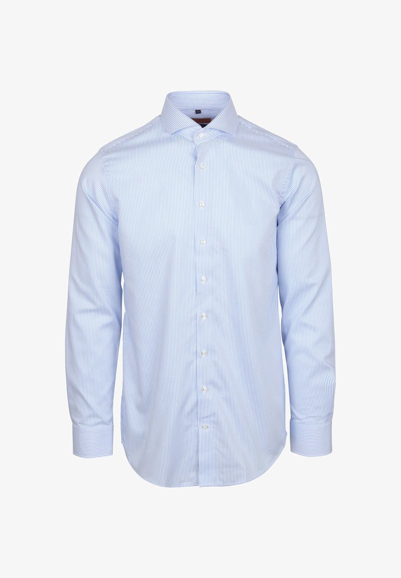 Herenoverhemd met lange mouwen in lichtblauw, voorzien van dunne witte verticale strepen en witte knopen aan de voorkant.