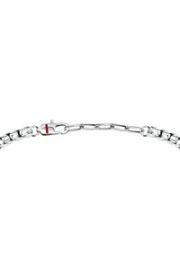Bracciale in argento con maglie intrecciate, finitura lucida e chiusura con un dettaglio rosso.