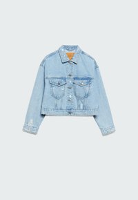 Chaqueta de mezclilla corta azul claro con botones metálicos, dos bolsillos de solapa en el pecho y ligeros detalles desgastados en las mangas y la parte delantera.