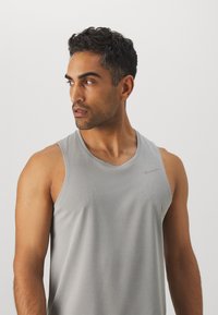 Nike Performance MILER TANK - Top - grey fog