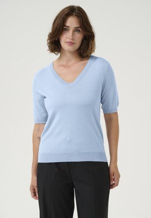 Pull en V à manches courtes tricoté de couleur bleu clair avec une silhouette ajustée et des détails de bord-côte à l'ourlet. Texture lisse et design minimaliste.