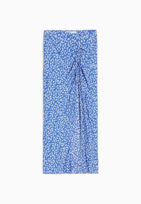 Blå blommönstrad kjol med en rynkad design. Tillverkad av lättviktsmaterial med små vita blommor mot en blå bakgrund.