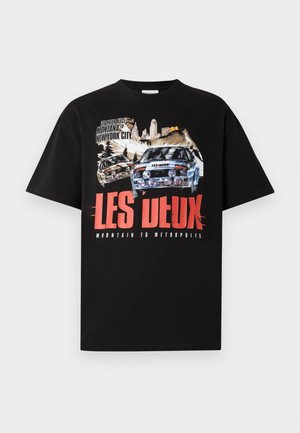 Sort bomuld T-shirt med grafisk print af biler og bjerge med "LES DEUX" i fed rød tekst og hvidt bogstavtryk, afslappet pasform.