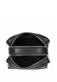 Czarna skórzana torba z dwiema głównymi przegrodami, z odsłoniętymi srebrnymi zamkami błyskawicznymi i teksturowanym poziomym paskiem na środku.