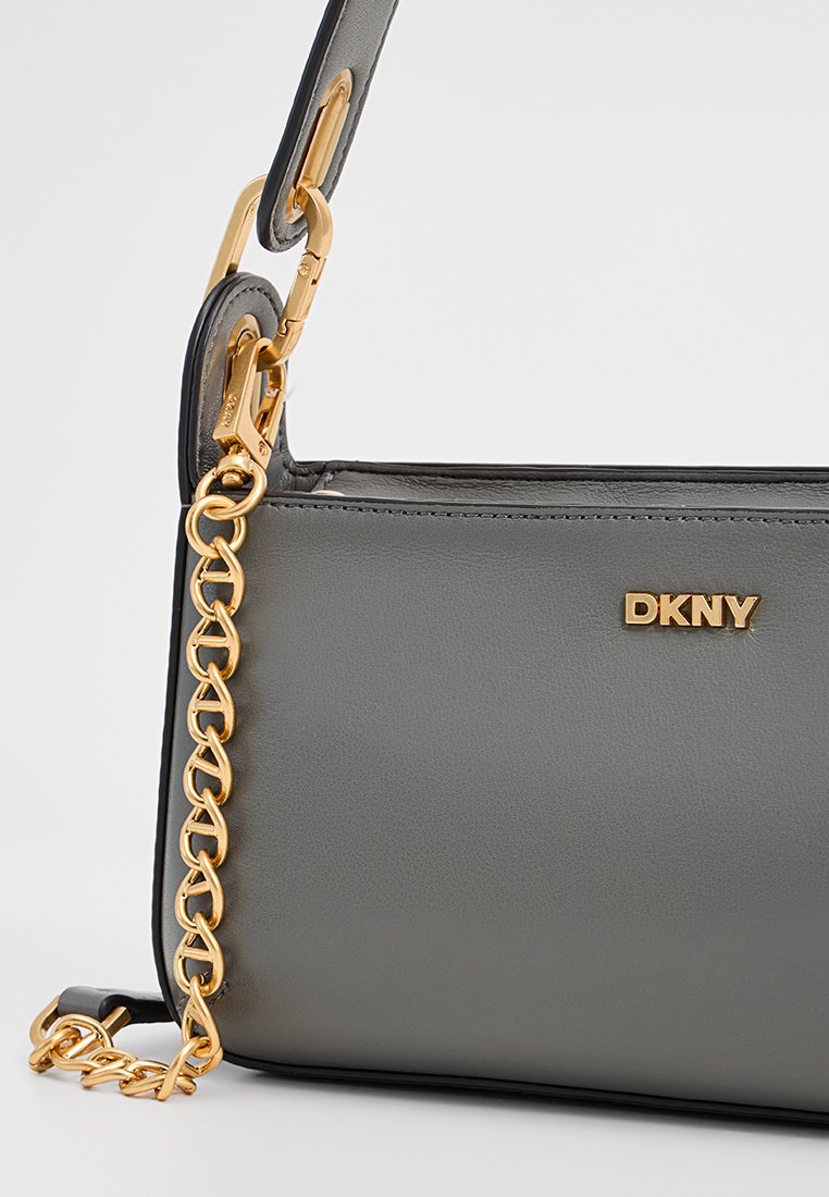 DKNY graue Leder-Handtasche mit goldener Kettenriemen. Glatte Textur, rechteckige Form, ausgestattet mit einem Logo-Plakette und kontrastierenden schwarzen Akzenten.
