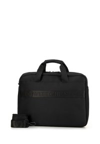 Zwarte textiel laptoptas met dubbele handvatten, verstelbare schouderriem en een gegraveerd logo op de voorkant. Glad textuur met een gestructureerd ontwerp.
