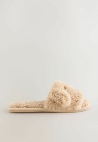 Beige tossut, joissa on pörröinen tekstiili yläosa, avoin varvasmuotoilu ja teksturoitu pinta. Varustettu tasapohjalla, jossa on minimaalinen koristelu.