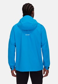 Blauer wasserdichter Jacke mit Kapuze, mit verstellbarem Kragen, elastischen Bündchen und weißem Markenlogo auf der Rückseite. Glattes, leichtes Material.
