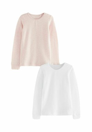 Zwei Langarmhemden: eines in blassem Rosa mit einem gerippten Design und Rundhalsausschnitt, und eines in schlichtem Weiß mit ähnlichem Design und Textur.