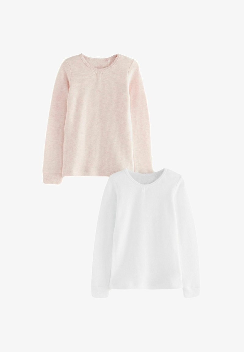 Zwei Langarmhemden: eines in blassem Rosa mit einem gerippten Design und Rundhalsausschnitt, und eines in schlichtem Weiß mit ähnlichem Design und Textur.