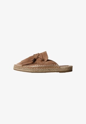 Brun ruskind slip-on espadrille med frynser, træperle-detalje og flettet jutesål.