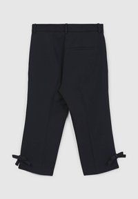 Satinierte marineblaue Crop-Hosen mit glatter Textur, ausgestattet mit seitlichen Taschen und dekorativen Schleifen am Saum. Eine hintere Tasche ist ebenfalls enthalten.
