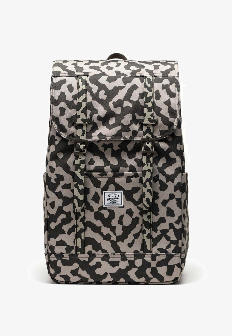 Čierno-beige batoh s leopardím vzorom, s dvoma hornými popruhmi, dvoma prednými prackami a malou prednou kapsičkou s logom.