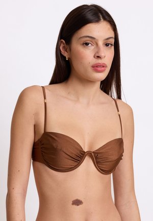 Soutien-gorge de bikini marron avec une texture brillante, support à armatures et détail froncé au centre. Fine bretelles réglables avec accents dorés.