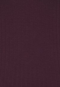 Tessuto a maglia rigata di colore prugna profondo, caratterizzato da una texture liscia e linee verticali, che conferiscono un aspetto aderente.