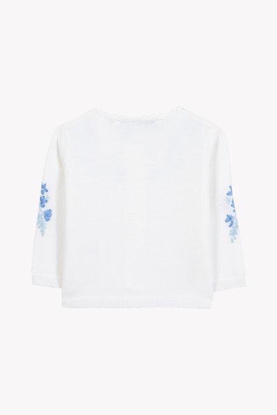 Λευκό πλεκτό πουλόβερ με μανίκια τριών τετάρτων, με μπλε κεντήματα λουλουδιών σε κάθε μανίκι και ριμπ τελείωμα.