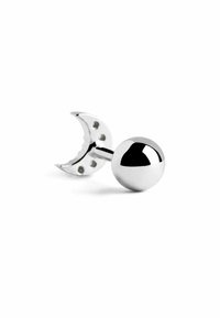 Joyería corporal de metal color plateado que presenta un diseño de bola esférica y una luna creciente con detalles recortados.