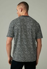 Next GEO PATTERN  - REGULAR FIT - Printtipaita - black white